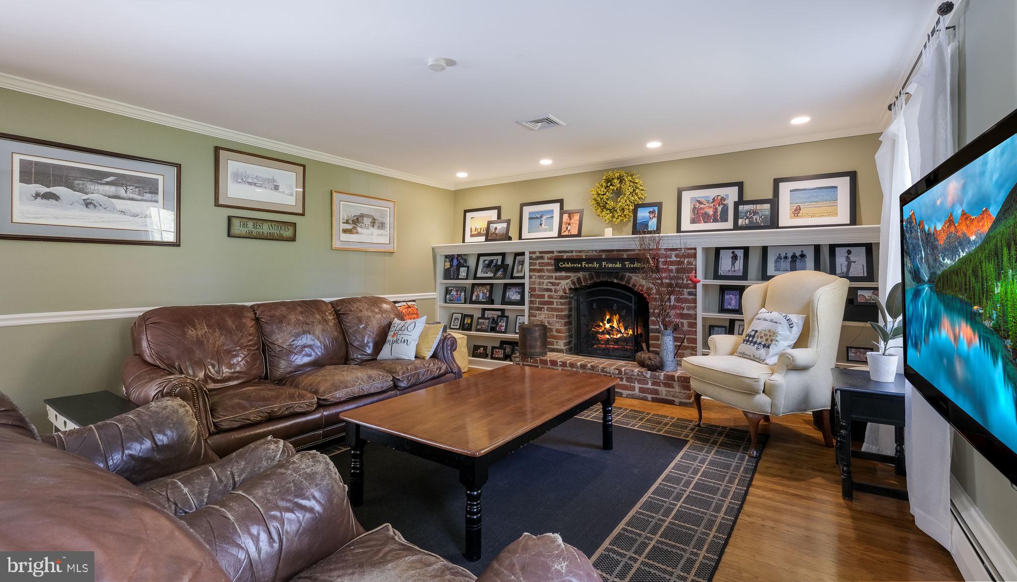 3890 Robin Road Furlong, PA 18925 - Photo 33 of 65 Family Room w/ Built-ins
