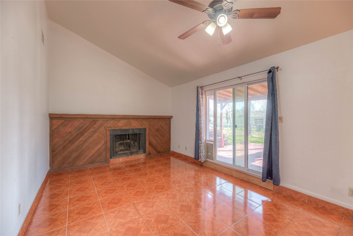25634 Chestnut Lane Splendora, TX 77372 - Photo 5 of 45 a view of a livingroom with a ceiling fan and window