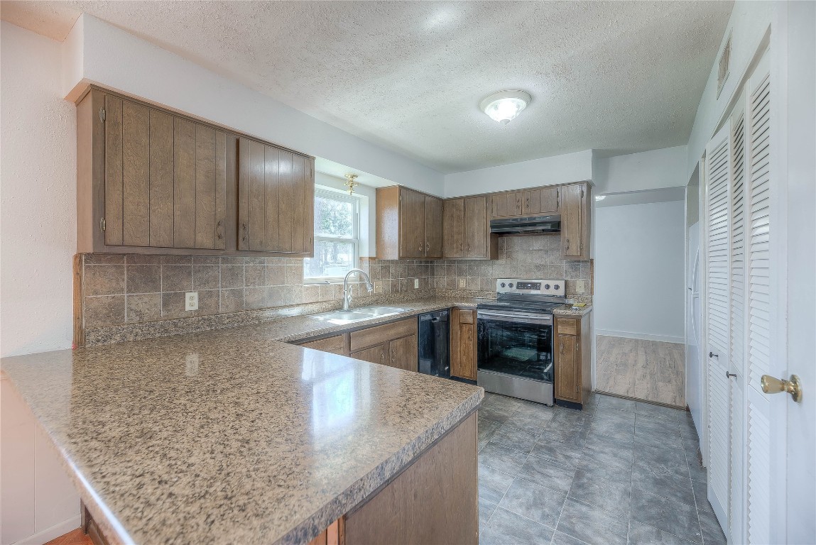 25634 Chestnut Lane Splendora, TX 77372 - Photo 9 of 45 a kitchen with stainless steel appliances granite countertop a sink stove and cabinets