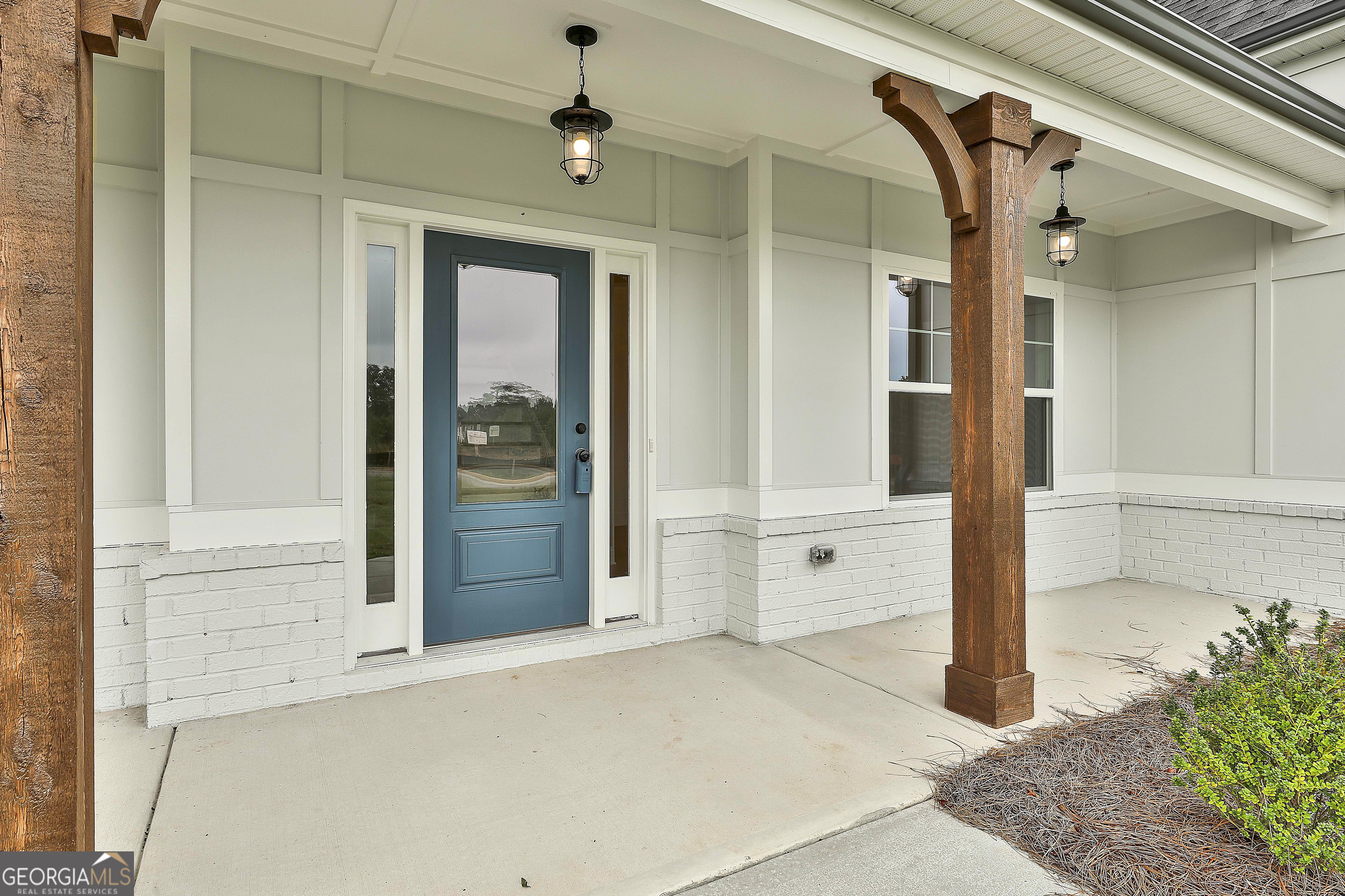 291 Grove Park, Unit 90 Senoia, GA 30276 - Photo 6 of 53 a view of a hallway with a white walls