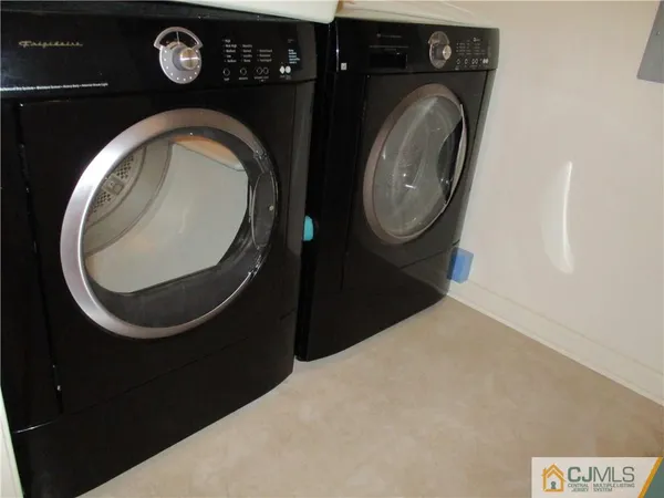a close up view of a washer and dryer
