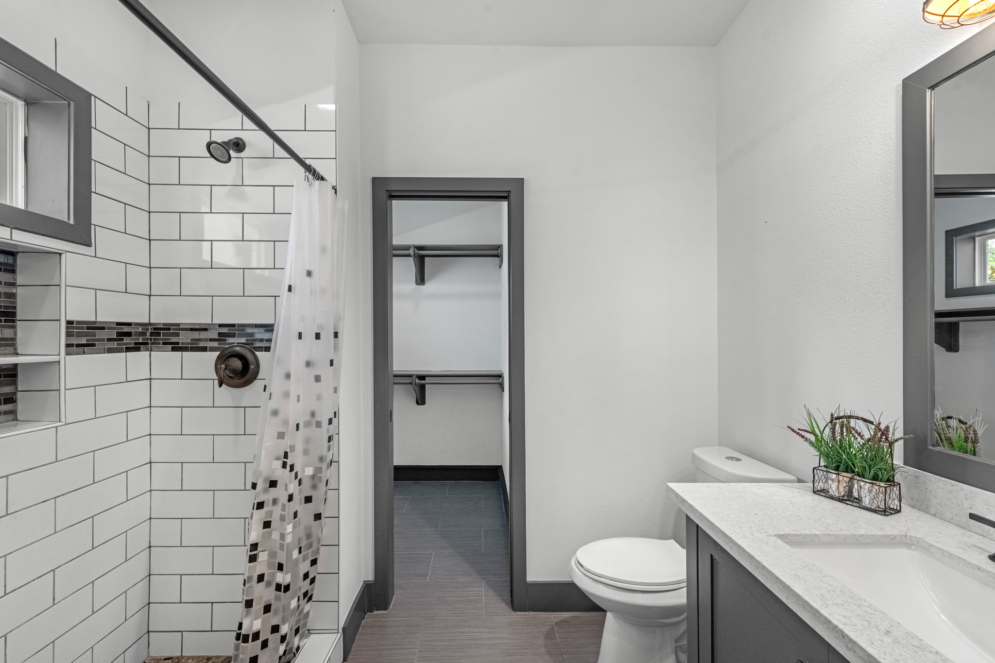 5802 Kansas Street Houston, TX 77007 - Photo 1 of 12 1st floor full bath.