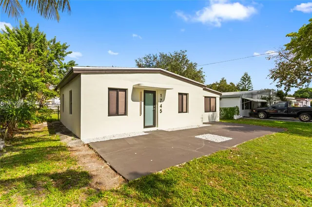 a view of yard with green space