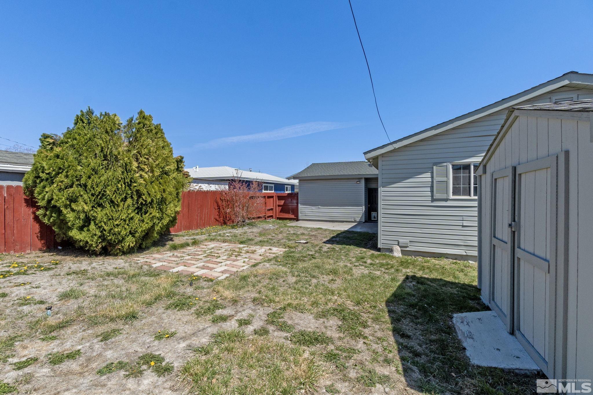 1685 Clemson Road Reno, NV 89502 - Photo 27 of 32 a backyard of a house