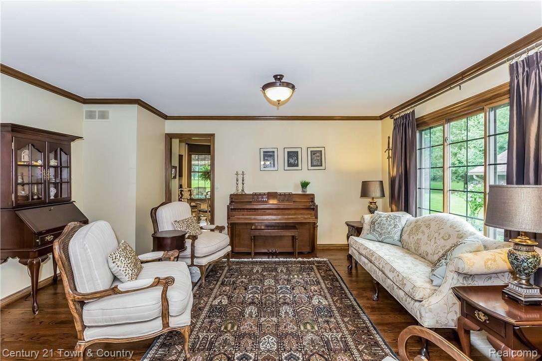 545 Sunlight Drive Rochester, MI 48309 - Photo 10 of 68 010-Living_Room-4533639-large.jpg