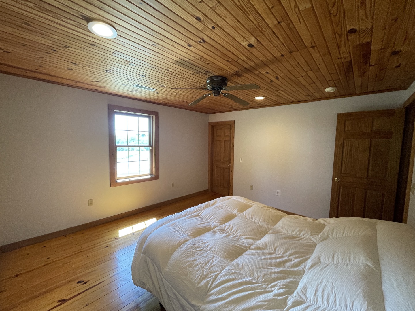 9826 Birkbeck Road Clinton, IL 61727 - Photo 27 of 32 a bedroom with a bed and a window