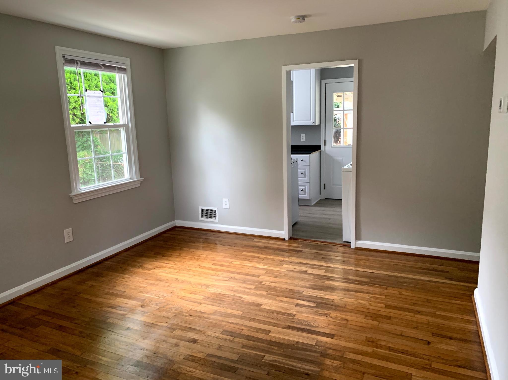 508 Pinewood Road Rockville, MD 20850 - Photo 12 of 29 Living Room