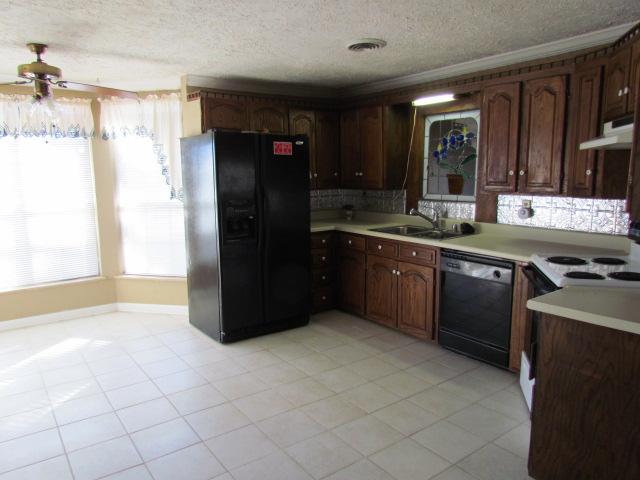 577 Lyons Road Alamo, TN 38001 - Photo 8 of 20 Large Country Eat-in Kitchen (Lots of storage) 14' x 18'