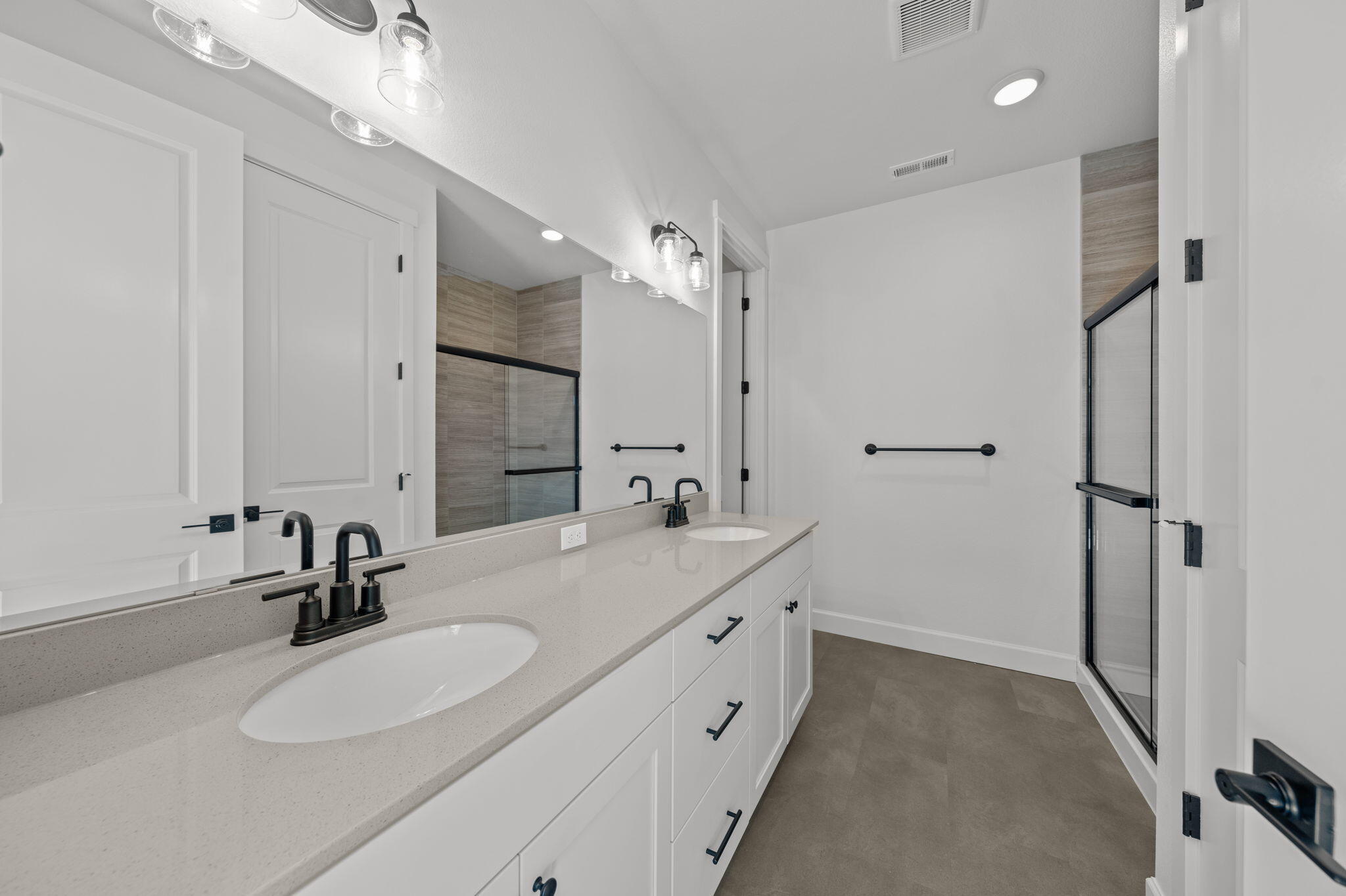 2907 Northeast Wells Acres Road, Unit 12 Bend, OR 97701 - Photo 15 of 24 Primary bath