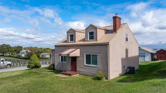 a view of a house with a yard