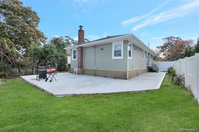 a view of a house with backyard and a garden