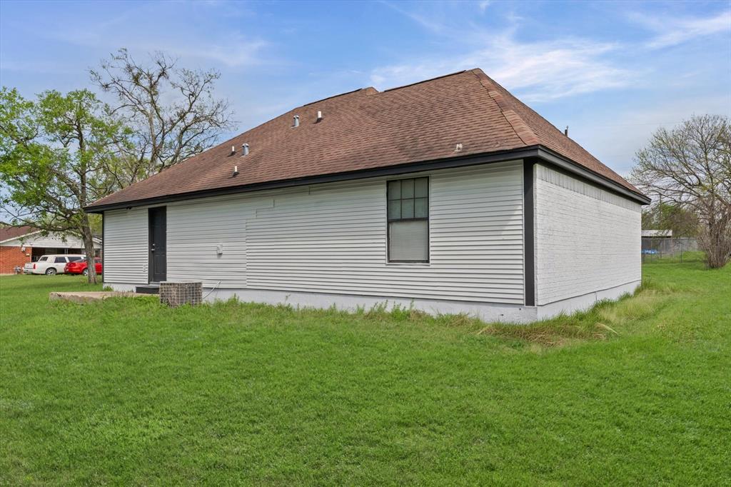308 South Herman Street Mexia, TX 76667 - Photo 25 of 28 a backyard of a house with lots of green space