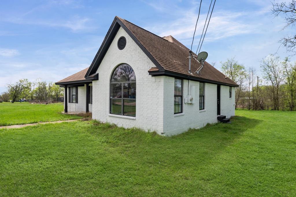 308 South Herman Street Mexia, TX 76667 - Photo 4 of 28 a front view of a house with a garden