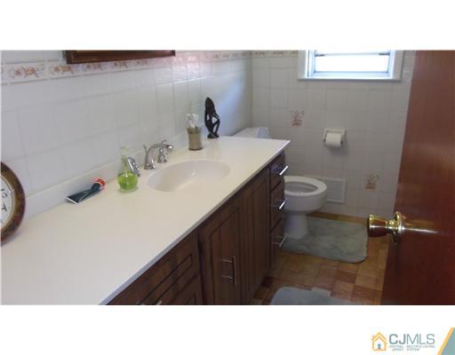 4 Brox Road Edison, NJ 08817 - Photo 15 of 19