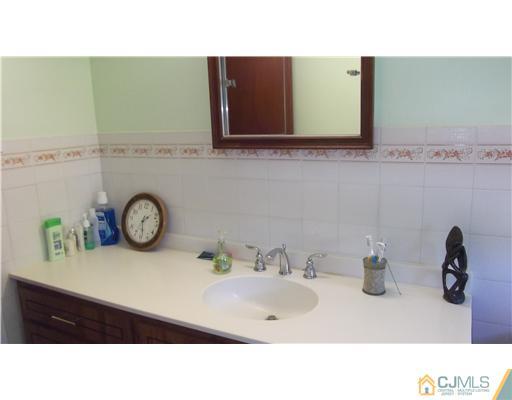 4 Brox Road Edison, NJ 08817 - Photo 17 of 19