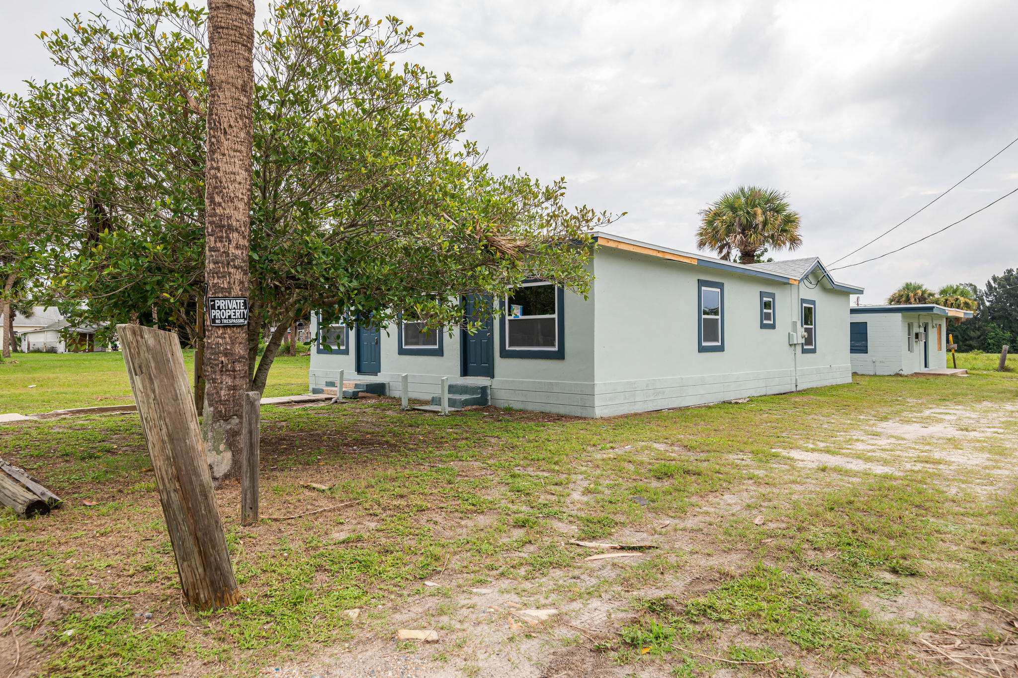 2511 Lipscomb Street Melbourne, FL 32901 - Photo 4 of 30 a backyard of a house with table and chairs