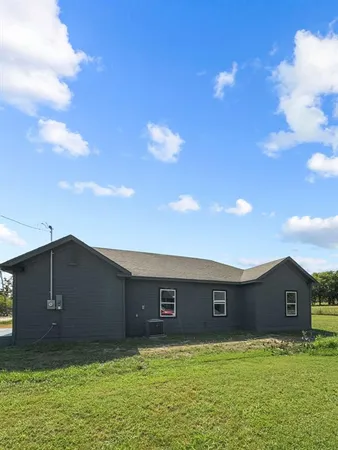 a view of an house with backyard