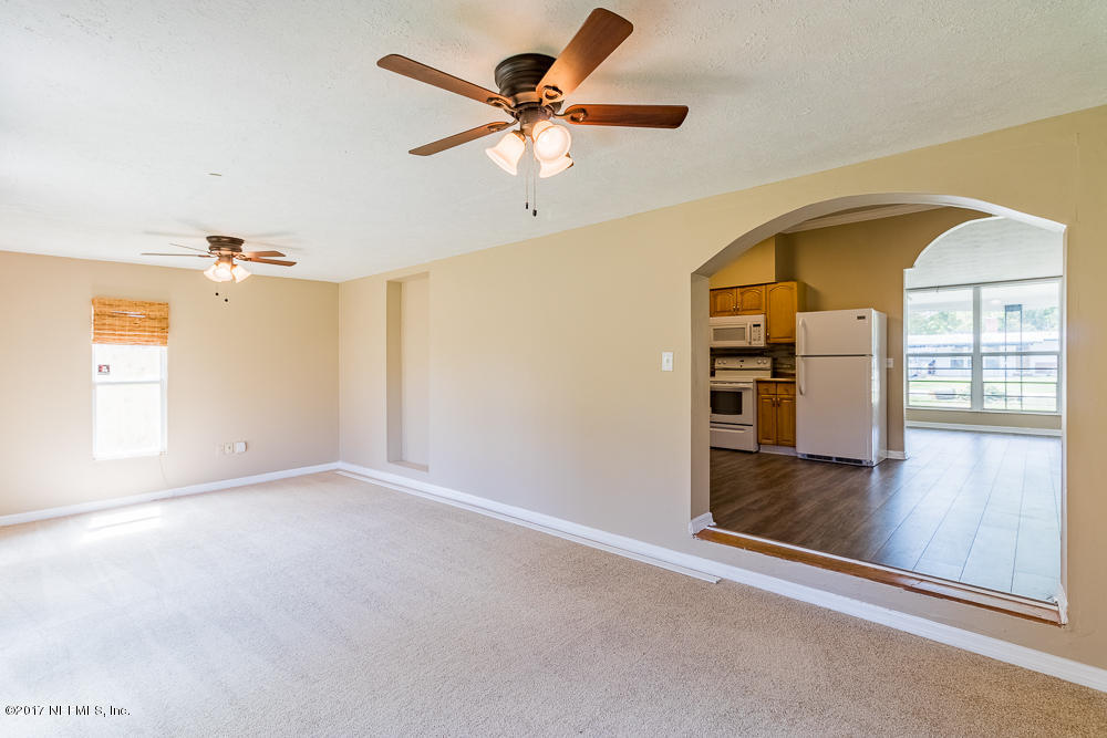 11211 Emuness Road Jacksonville, FL 32218 - Photo 12 of 25 Great room with entry to kitchen