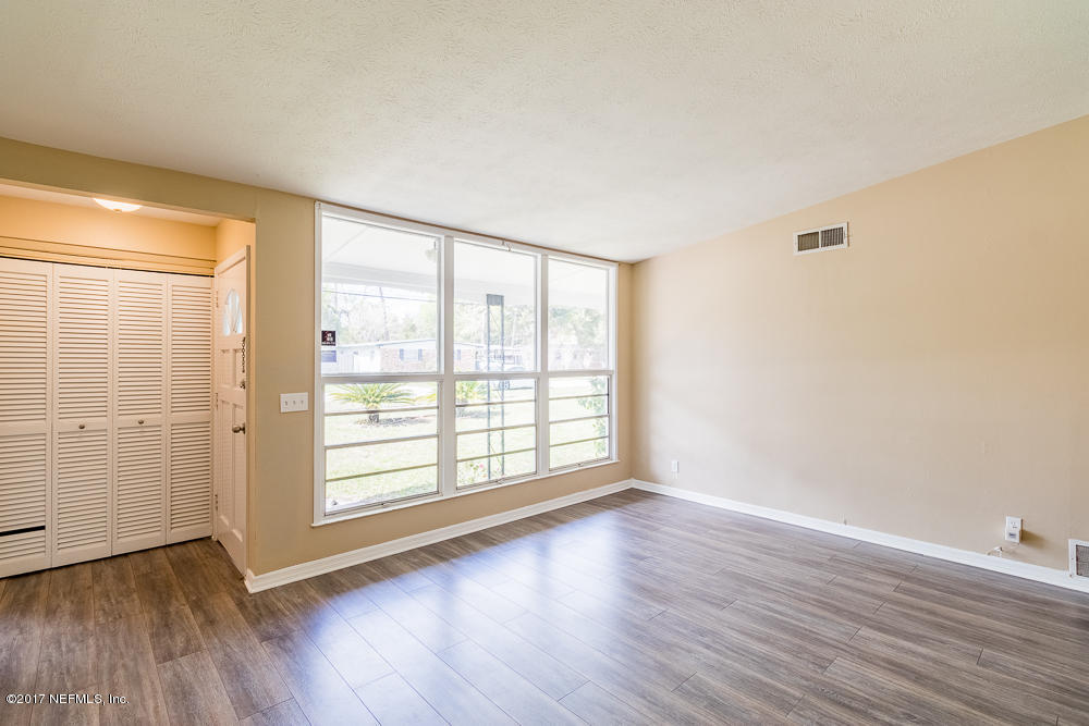 Sunlight fills the room!