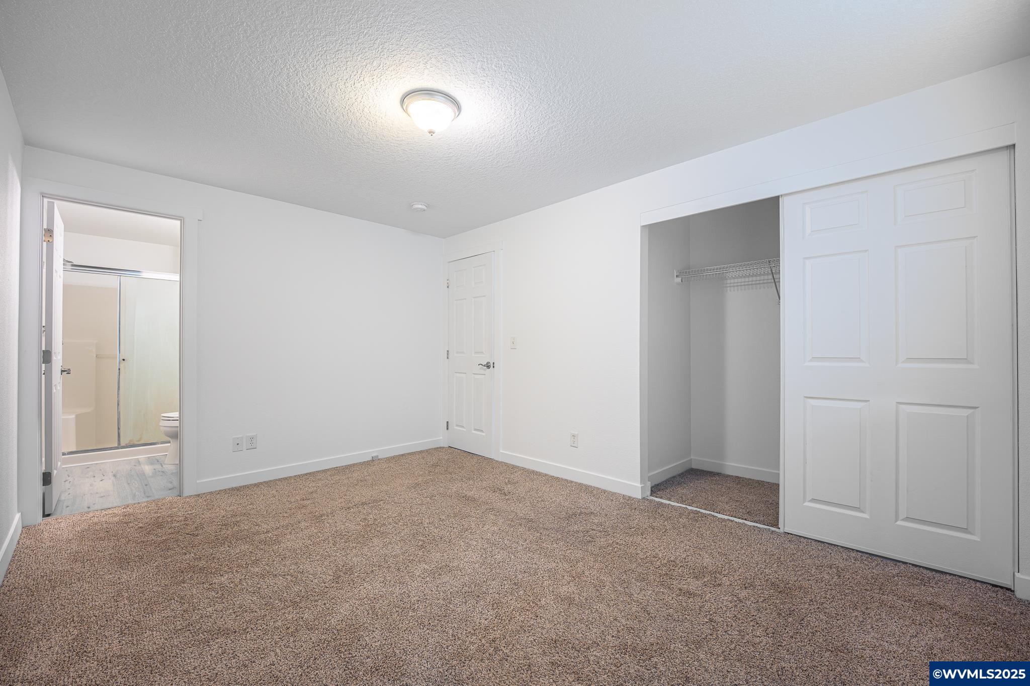 1467 South 7th Street Independence, OR 97351 - Photo 21 of 31 an empty room with an entryway