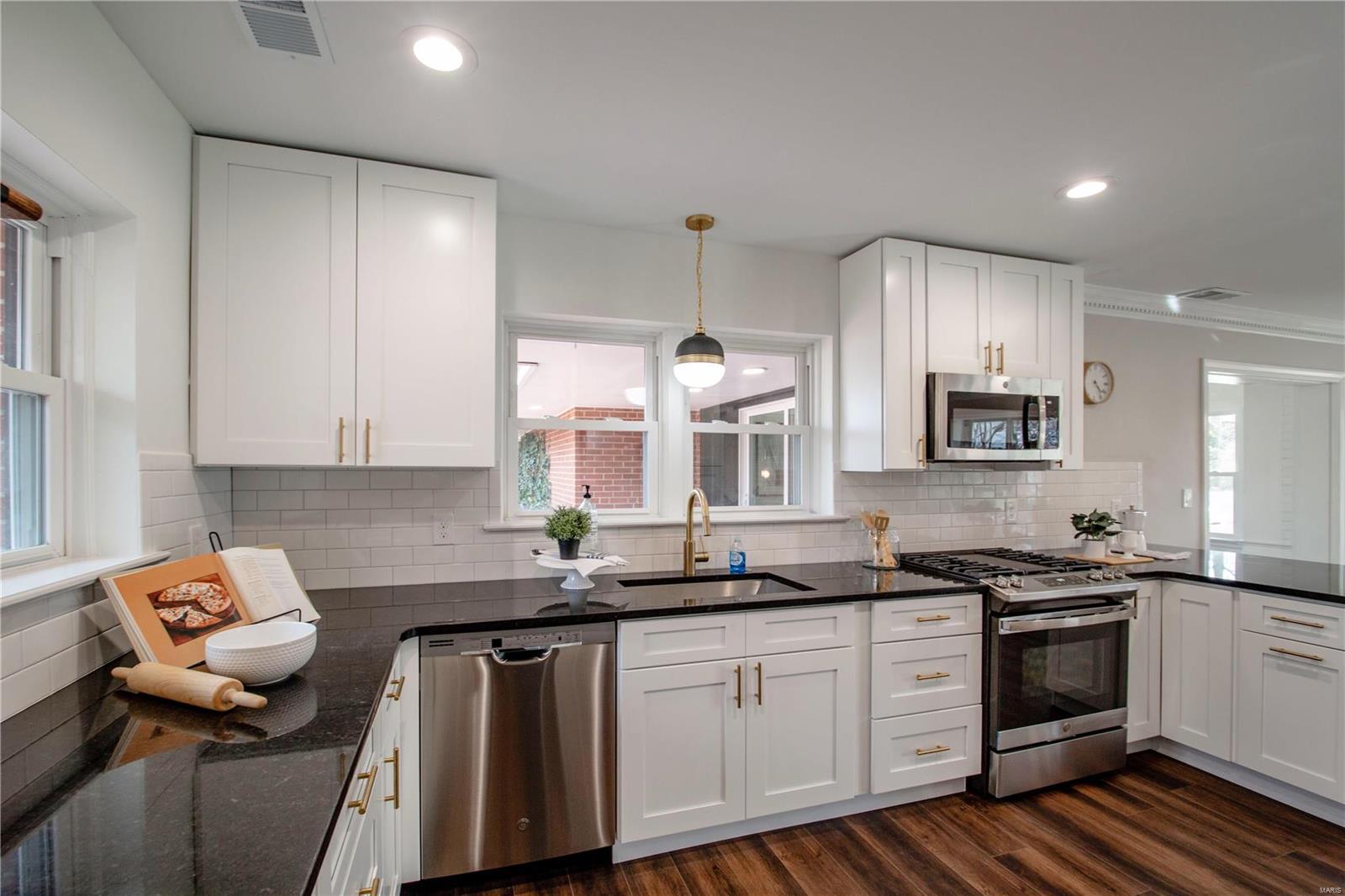 23 Foxboro Road St. Louis, MO 63124 - Photo 9 of 16