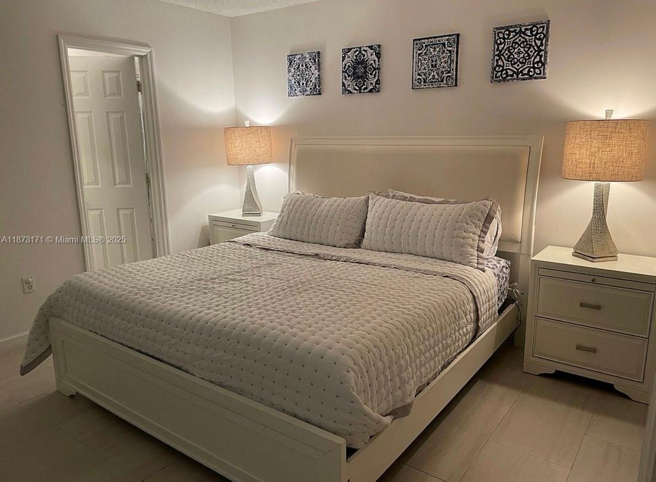 14353 Southwest 176th Terrace Miami, FL 33177 - Photo 4 of 6