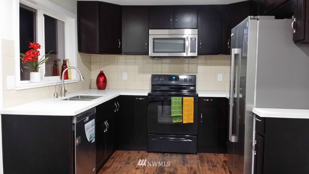 3323 Northeast 8th Street Renton, WA 98056 - Photo 3 of 11
