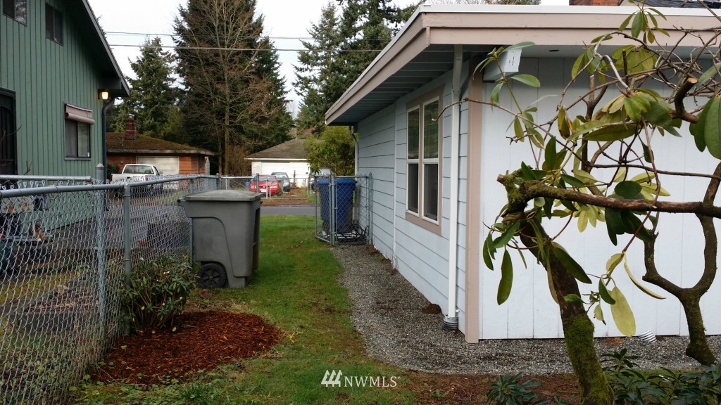 3323 Northeast 8th Street Renton, WA 98056 - Photo 10 of 11
