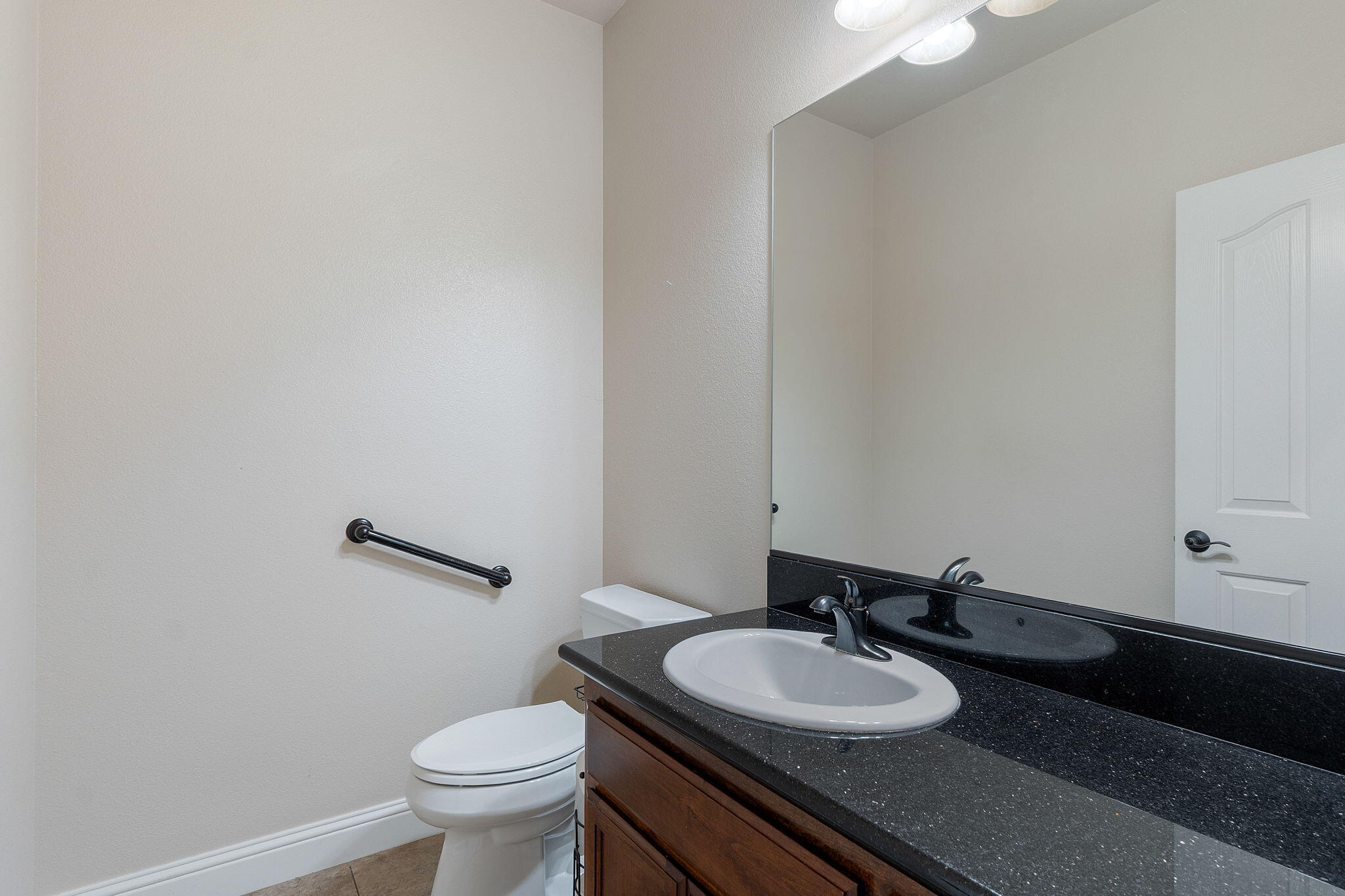 372 Stinson Loop Redding, CA 96003 - Photo 23 of 79 Bathroom