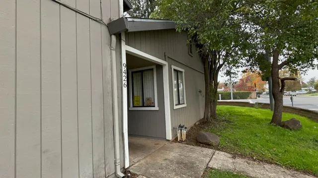 a view of a house with backyard and garden