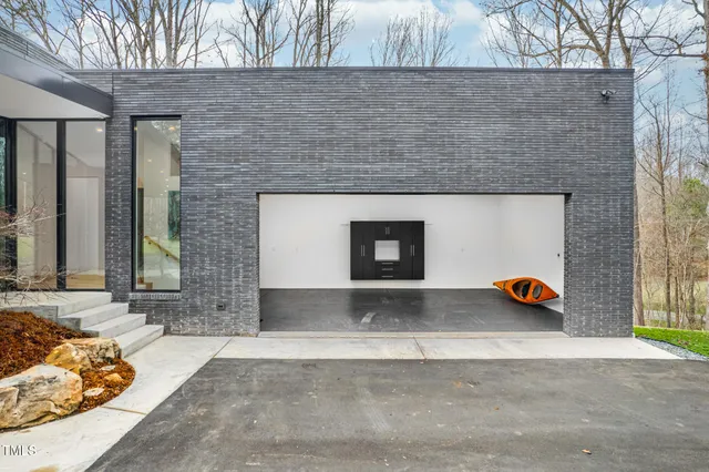 a view of an house with backyard porch and garden