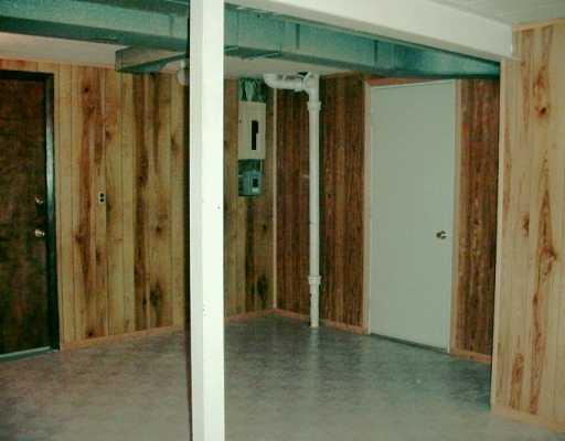 991 Hoffmeyer Road Carnegie, PA 15106 - Photo 7 of 8 Den/Family/Great Room.