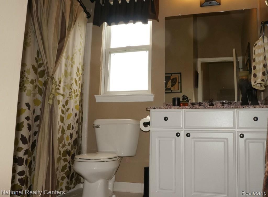 3221 Silverbrook Drive Rochester, MI 48306 - Photo 21 of 28 23-Full Bath.jpg