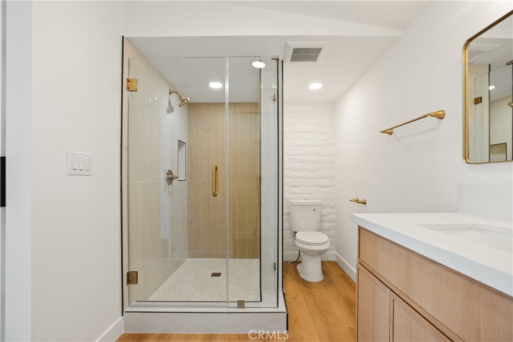 108 Level Place Anaheim, CA 92804 - Photo 14 of 33 Primary Bathroom