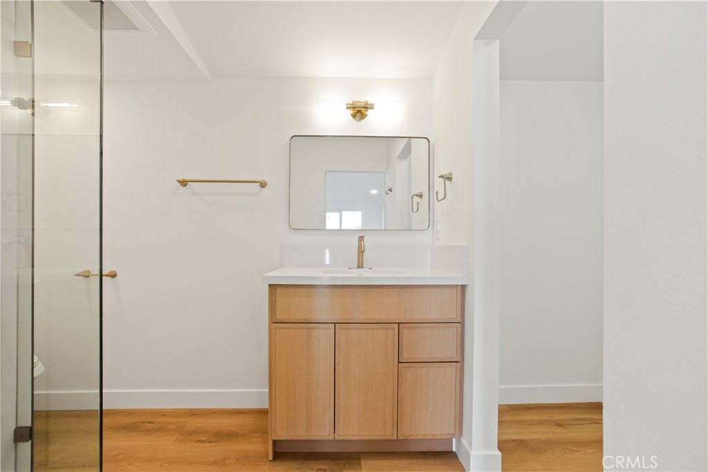 108 Level Place Anaheim, CA 92804 - Photo 15 of 33 Primary Bathroom