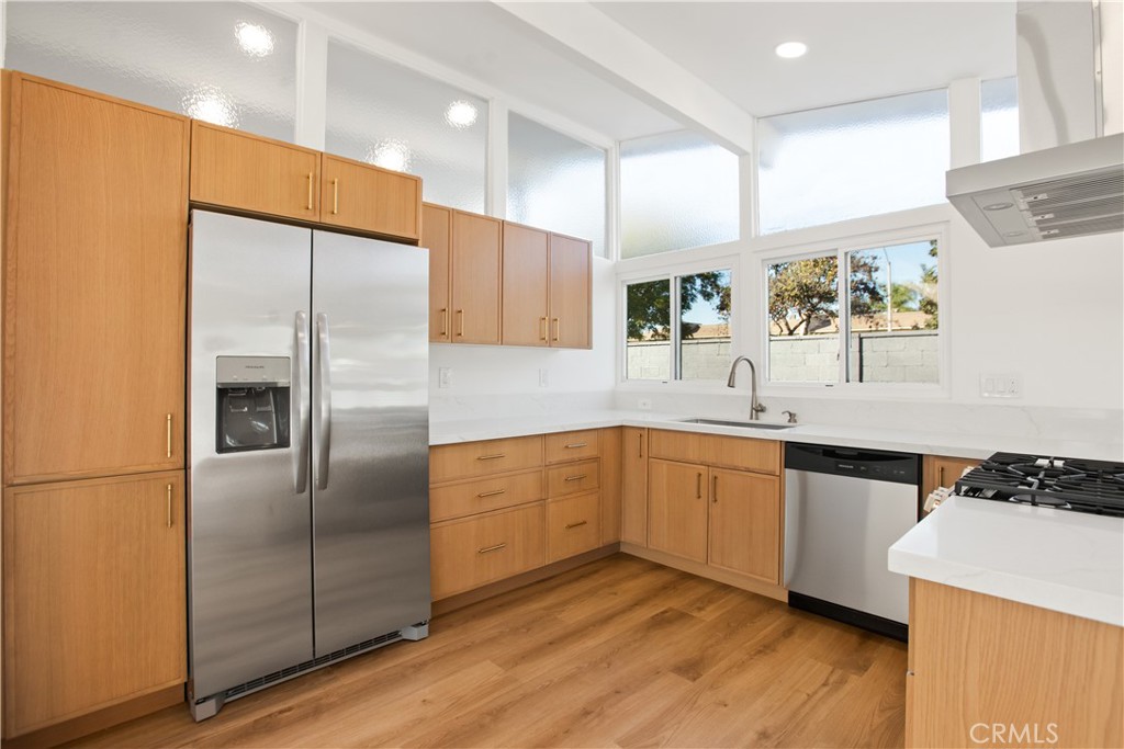 108 Level Place Anaheim, CA 92804 - Photo 4 of 33 Kitchen