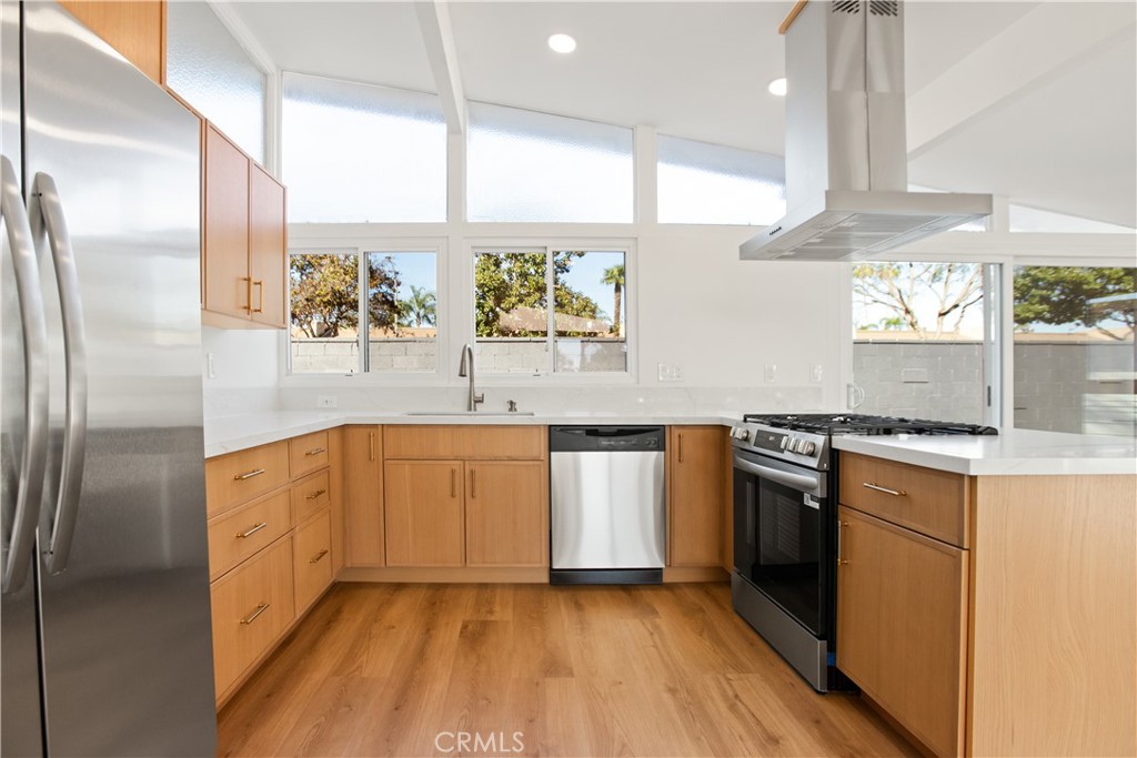 108 Level Place Anaheim, CA 92804 - Photo 5 of 33 Kitchen