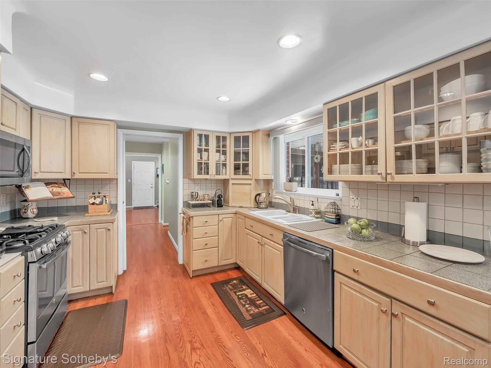 6700 Meadowlake Road Bloomfield Hills, MI 48301 - Photo 12 of 58 31-6700-Meadowlake-Rd-WindowStill-Real-Estate-Photgraphy-31.jpg