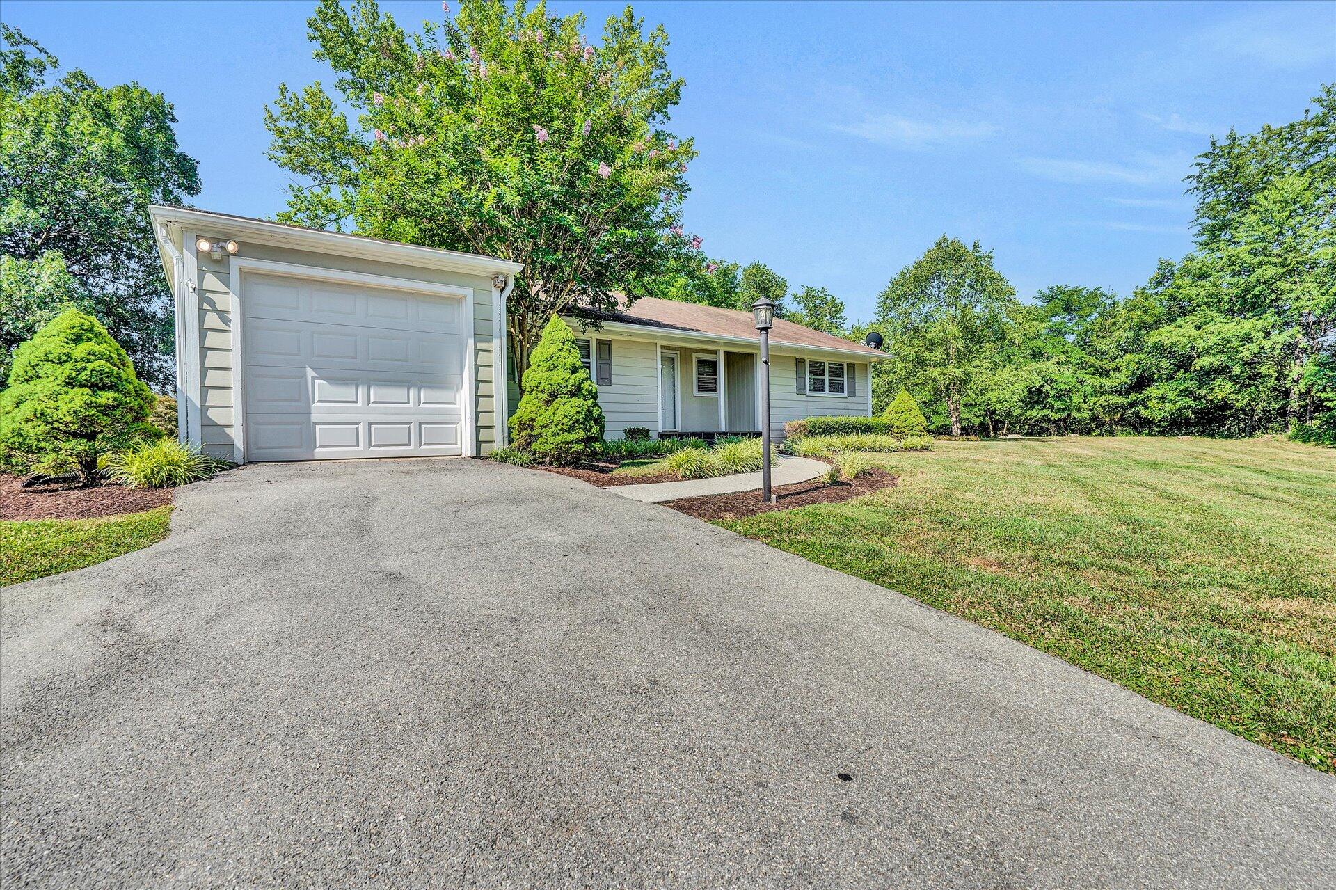 2807 McVitty Road Southwest Roanoke, VA 24018 - Photo 2 of 35 02-DSC2376