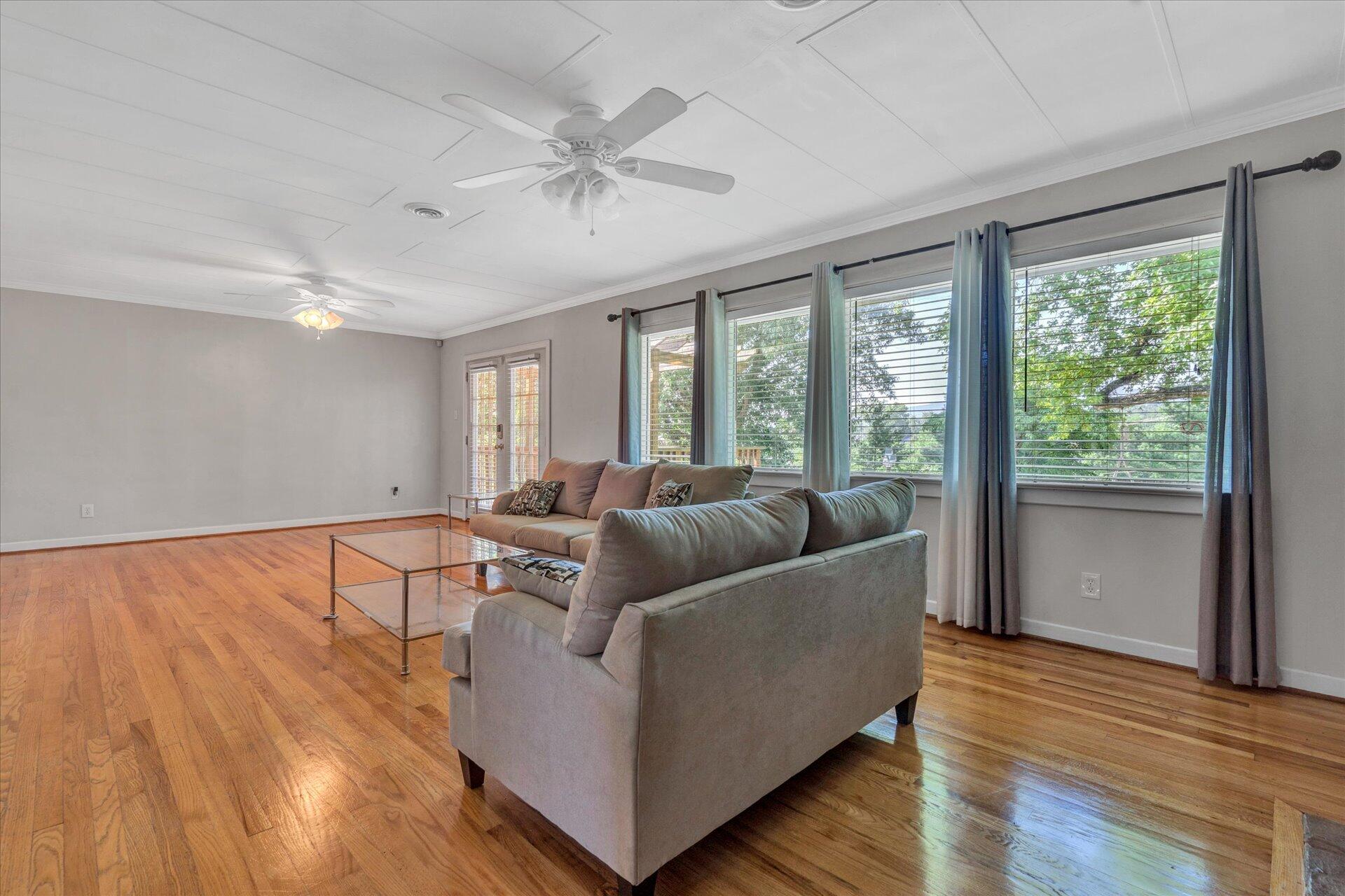 2807 McVitty Road Southwest Roanoke, VA 24018 - Photo 4 of 35 04-DSC2433