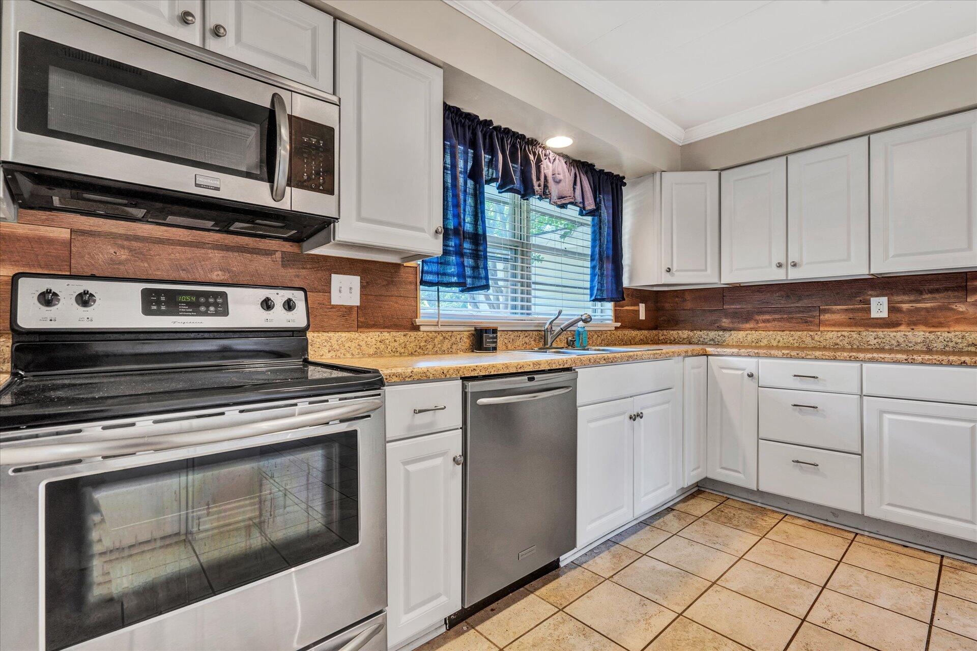 2807 McVitty Road Southwest Roanoke, VA 24018 - Photo 9 of 35 09-DSC2445