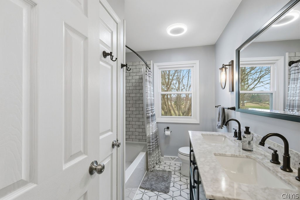 7017 Bolivar Road Sullivan, NY 13037 - Photo 18 of 40 The tub and tile surrounding the tub can be seen i