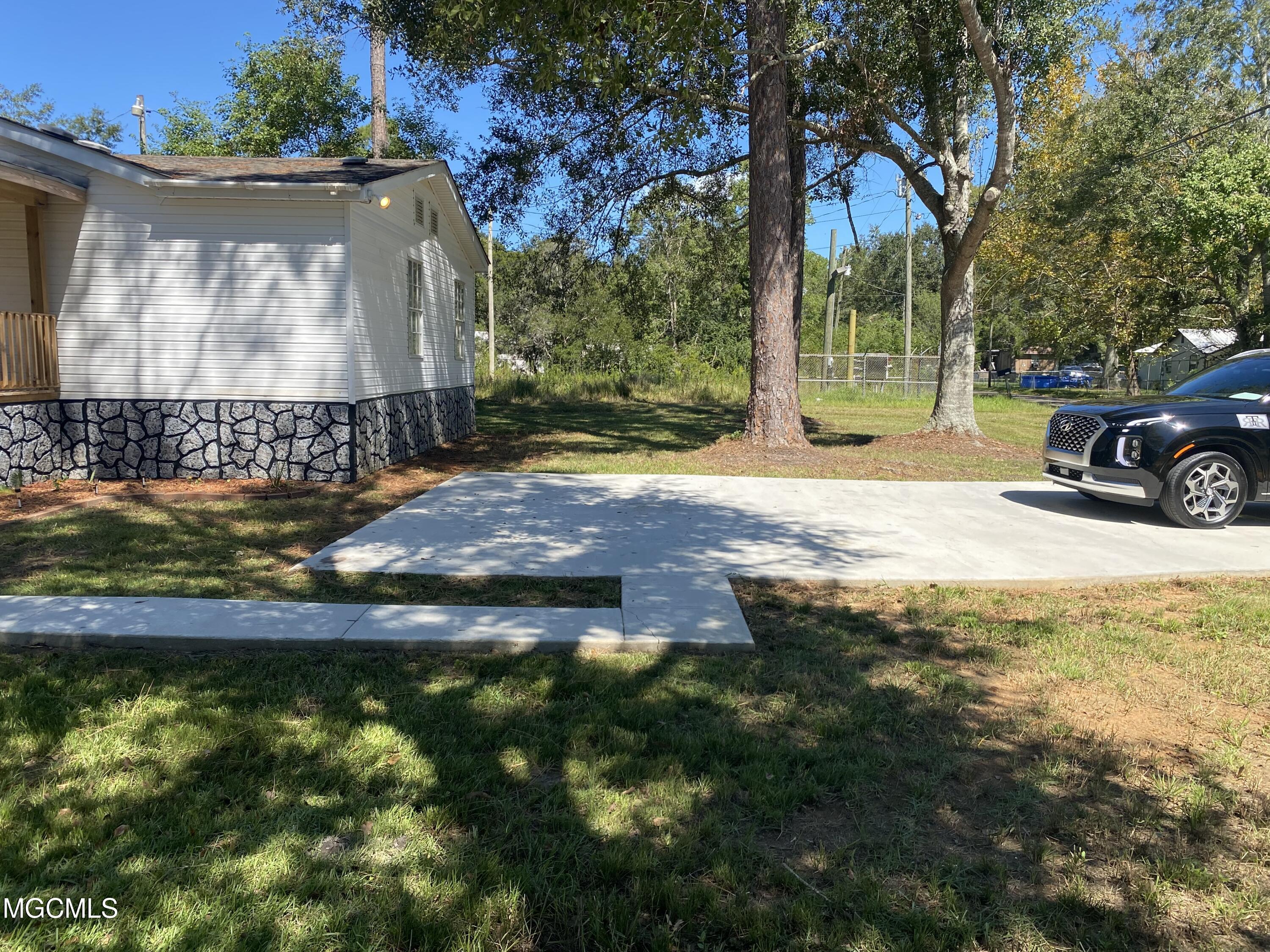 1624 Hastings Road Gautier, MS 39553 - Photo 2 of 26 8F882F10-7F74-4A77-82C4-6002915A8DA0