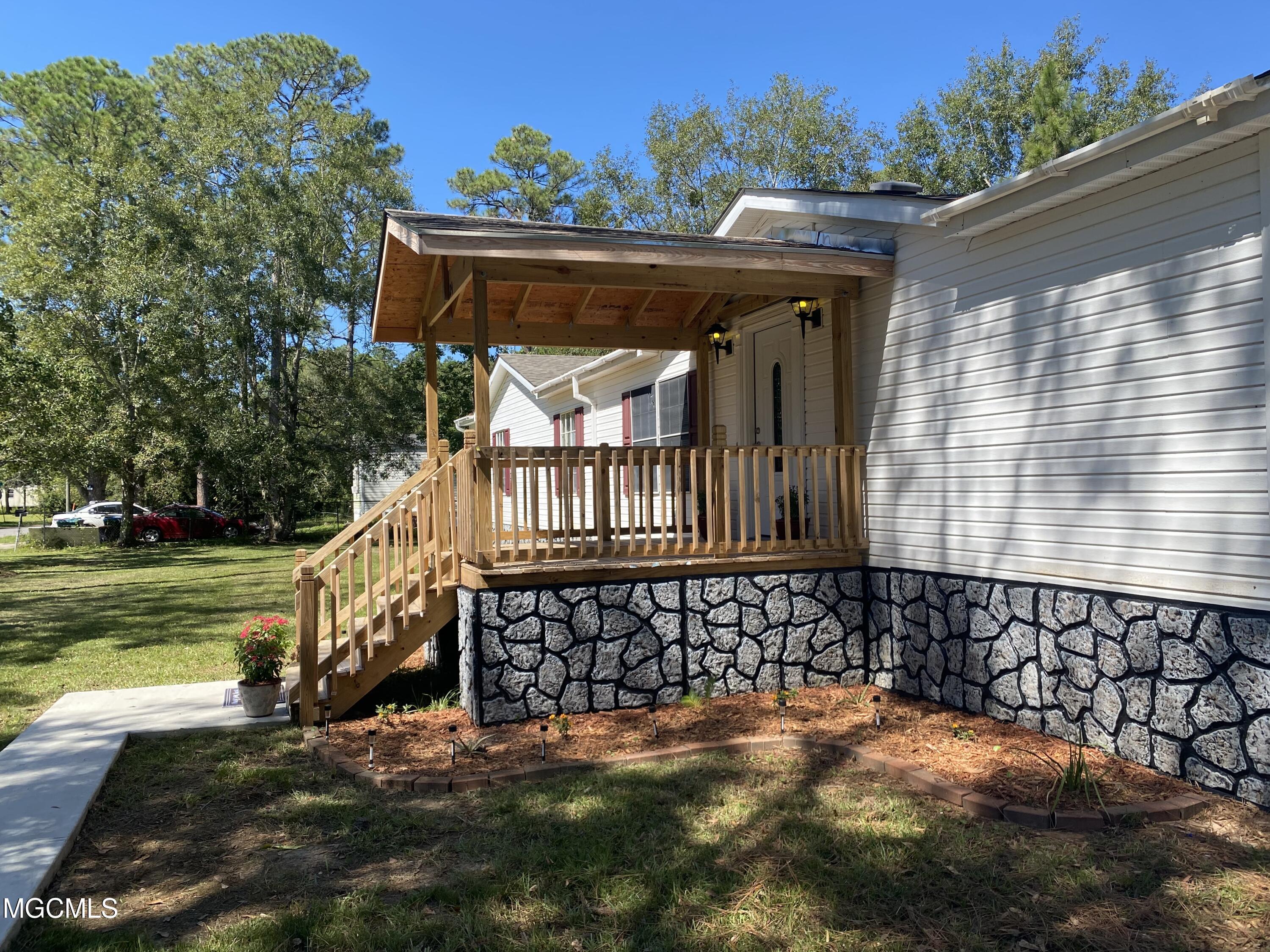 1624 Hastings Road Gautier, MS 39553 - Photo 3 of 26 99D45006-B255-407B-BA78-37831E6D7881