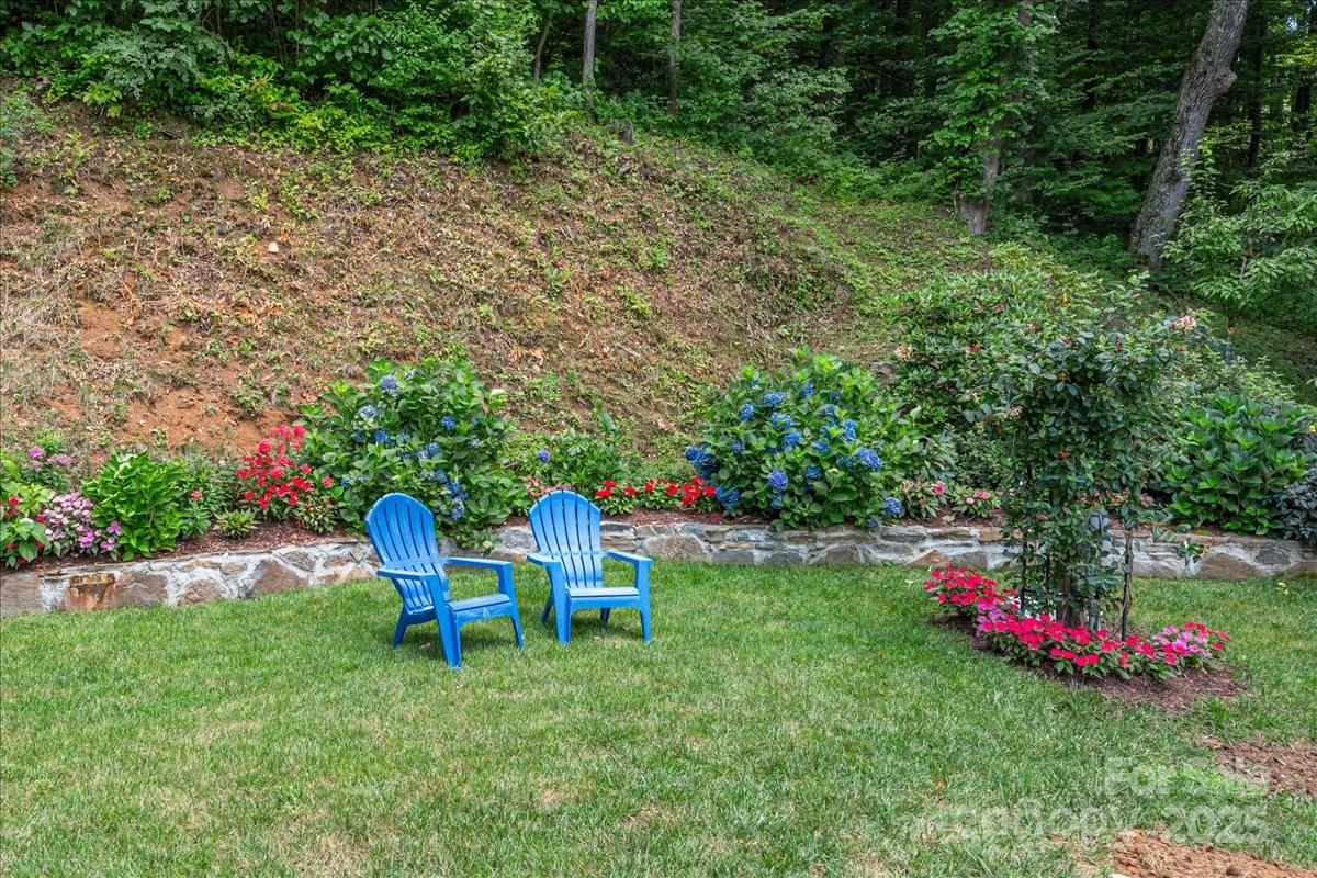 316 Fincher Mountain Road Waynesville, NC 28785 - Photo 45 of 46 a backyard of a house with table and chairs