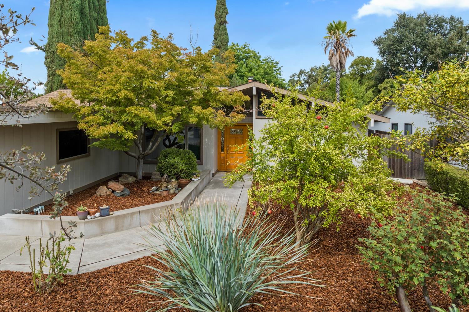 a view of a house with a yard
