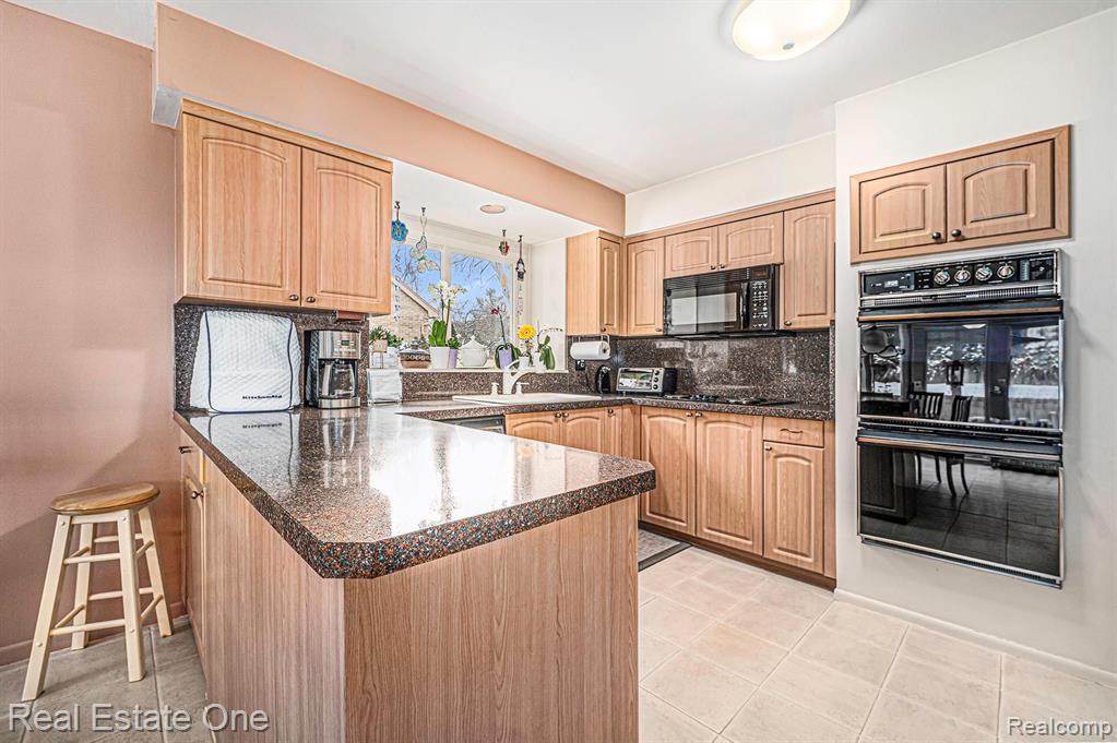 33840 York Ridge Street Farmington Hills, MI 48331 - Photo 3 of 25