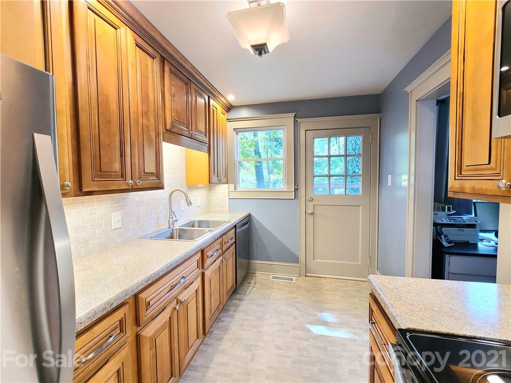 439 Governors View Road Asheville, NC 28805 - Photo 3 of 13 Gallery Image 3