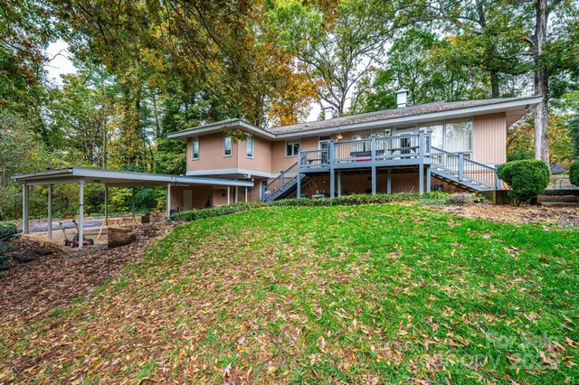 a view of a house with a backyard