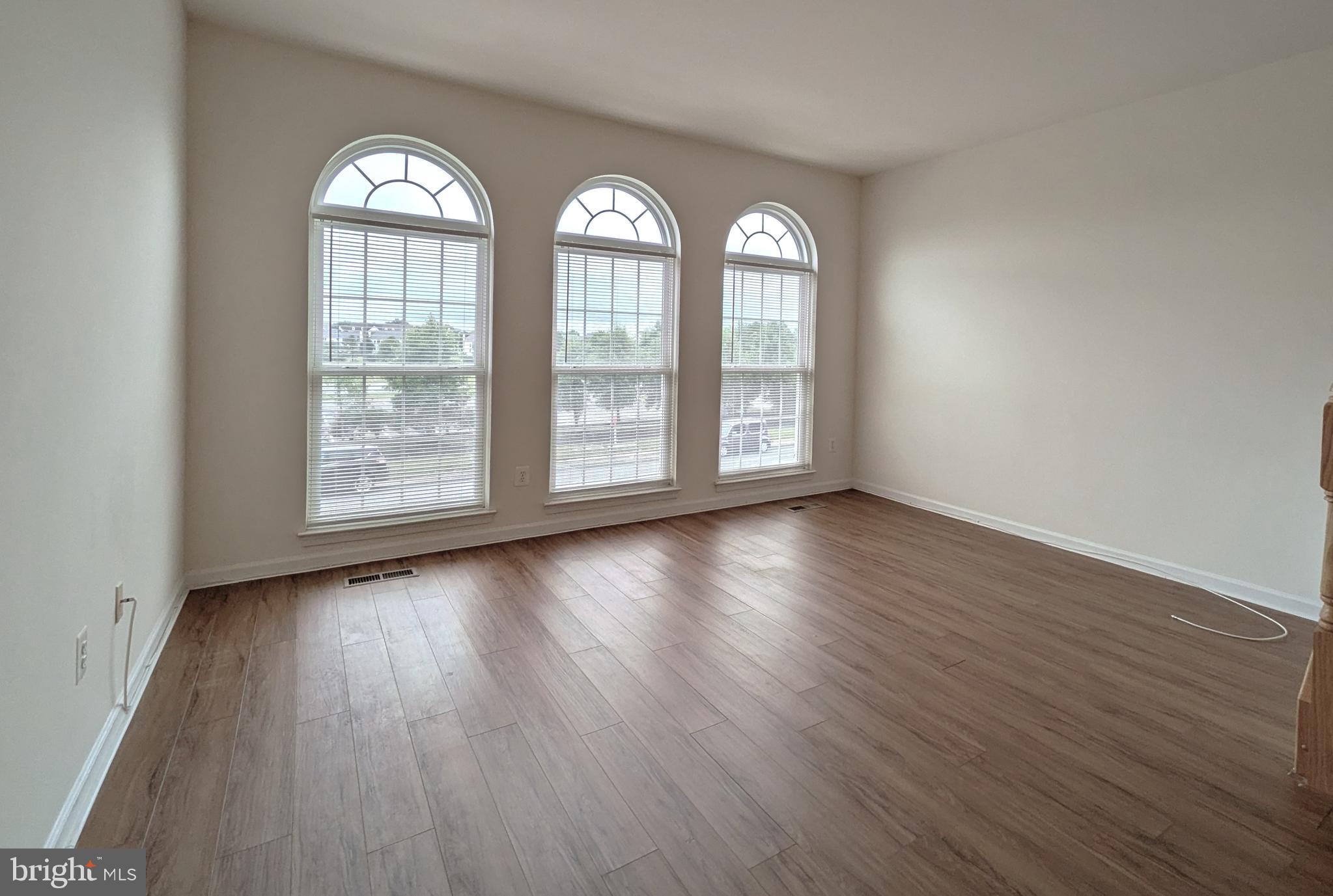 25015 Riding Center Drive Chantilly, VA 20152 - Photo 9 of 40 Living Room Main Level